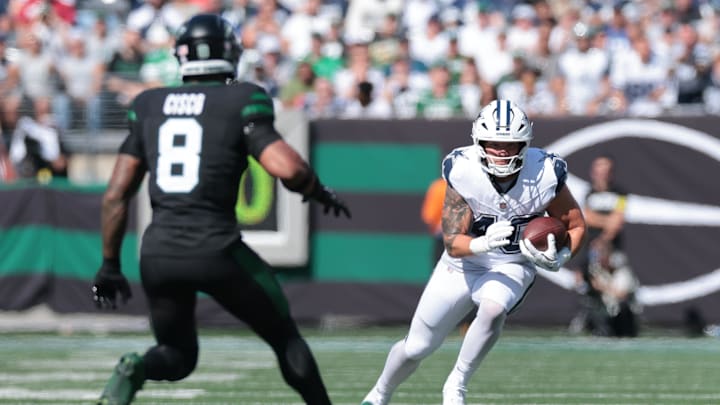 Oct 5, 2025; East Rutherford, New Jersey, USA; Dallas Cowboys running back Hunter Luepke (40) carries the ball as New York Jets safety Andre Cisco (8) defends during the first half at MetLife Stadium. Mandatory Credit: Vincent Carchietta-Imagn Images Oct 5, 2025; East Rutherford, New Jersey, USA; Dallas Cowboys running back Hunter Luepke (40) carries the ball as New York Jets safety Andre Cisco (8) defends during the first half at MetLife Stadium. Mandatory Credit: Vincent Carchietta-Imagn Images