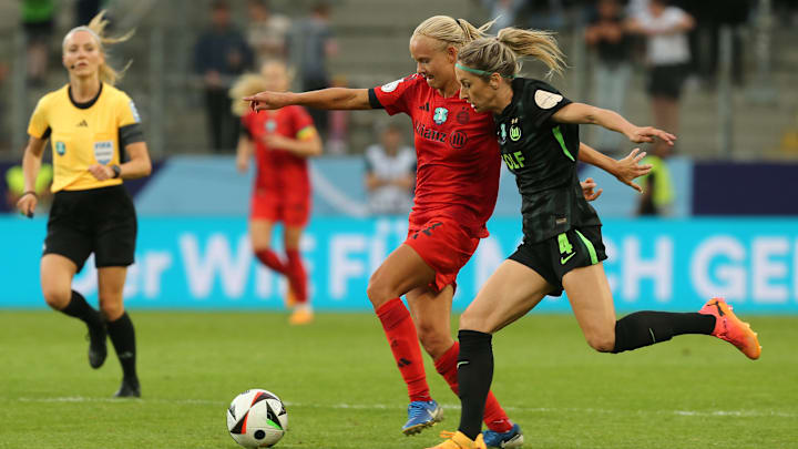 Pernille Harder (rot) im Duell mit Kathrin Hendrich (schwarz)