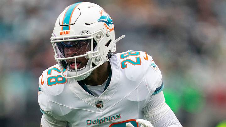 Miami Dolphin's running back De'Von Achane (28) breaks free with the ball during a week 14 football game between the New York Jets and Miami Dolphins at MetLife Stadium on Sunday, Dec. 7, 2025. Miami Dolphin's running back De'Von Achane (28) breaks free with the ball during a week 14 football game between the New York Jets and Miami Dolphins at MetLife Stadium on Sunday, Dec. 7, 2025.