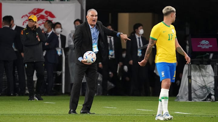 Tite não deu minutos de jogo para Danilo