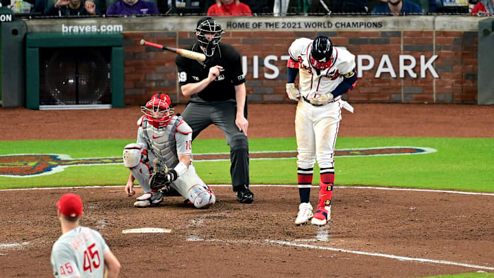 Ronald Acuña Jr. recibió un fuerte pelotazo en el codo