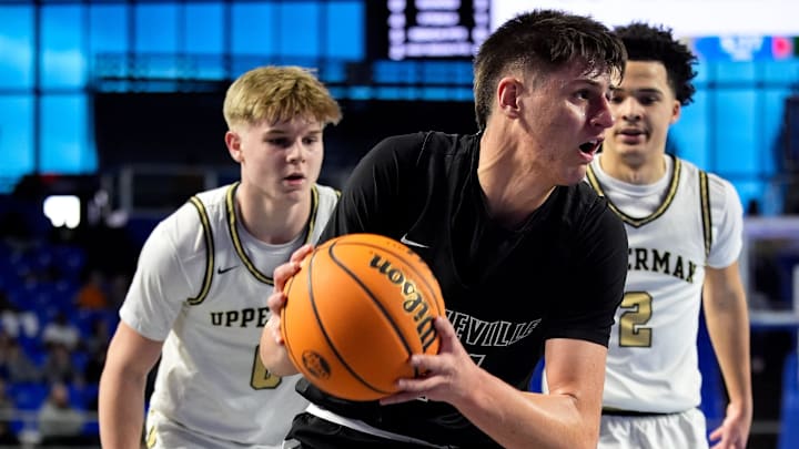 Greeneville's Trey Thompson (21) sets up to shoot against Upperman during the second quarter