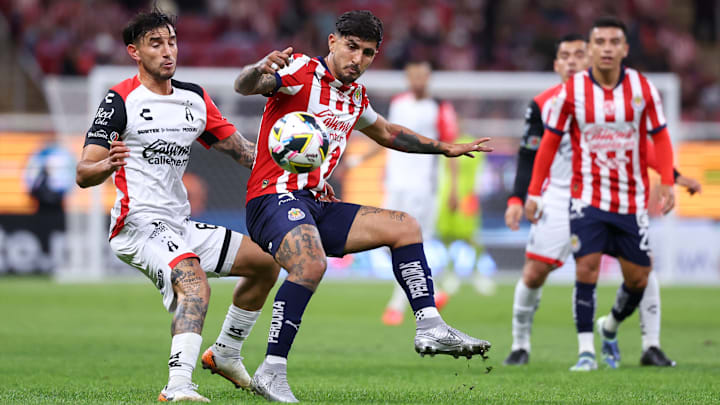 Edgar Zaldívar de Atlas y Víctor Guzmán de Chivas compiten por el esférico en el Play-In