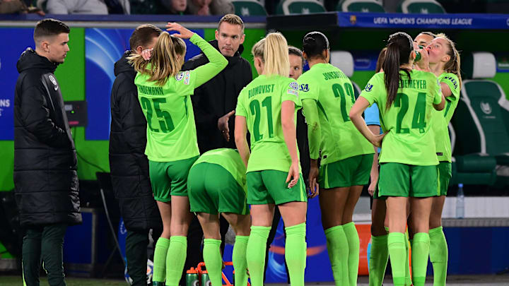 Die Wölfinnen bei der Ansprache des ehemaligen Cheftrainers Tommy Stroot Die Wölfinnen bei der Ansprache des ehemaligen Cheftrainers Tommy Stroot