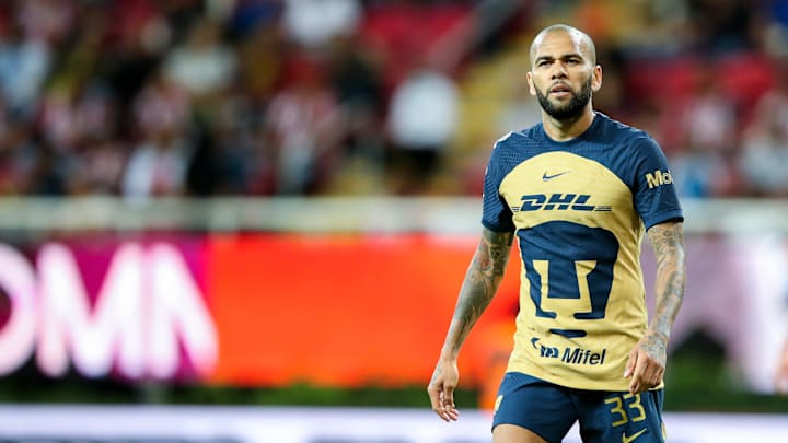 Dani Alves intercambio su jersey con una figura de Chivas