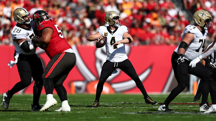 The New Orleans Saints could replace Derek Carr with a former Tampa Bay Buccaneers QB who happens to be a familiar face. 