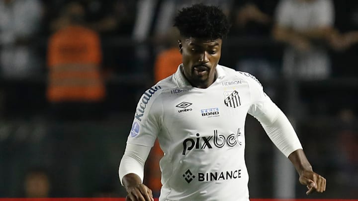 El periodista argentino César Luis Merlo informó que Pachuca cerró su primer fichaje, el defensa brasileño Eduardo Bauermann, procedente del Everton Viña del Mar de Chile.