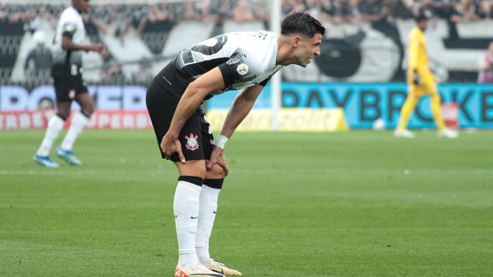 Héctor Hernández sentiu lesão nos primeiros minutos contra o Flamengo