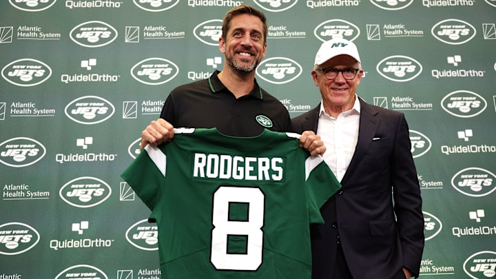 Aaron Rodgers y Woody Johnson, dueño de los New York Jets de la NFL