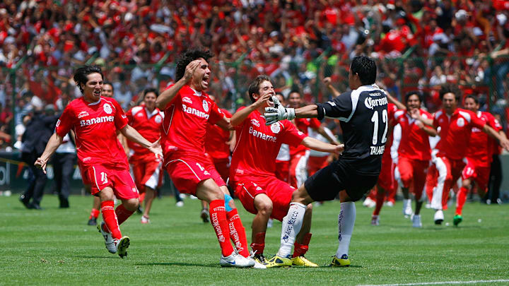 Toluca celebra el título obtenido ante Santos Laguna en el Torneo Bicentenario.