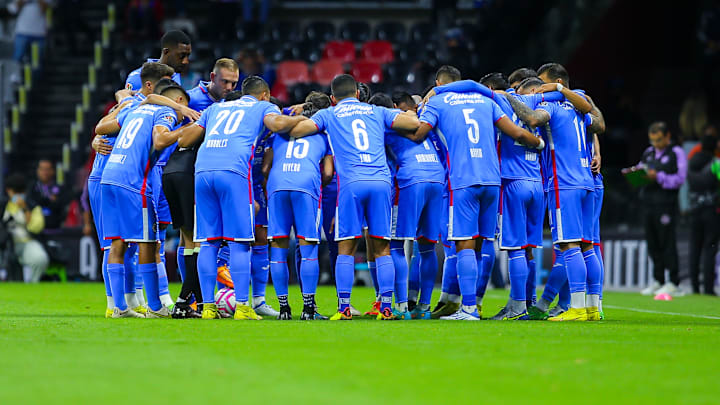 Jugadores de Cruz Azul en un partido ante Monterrey.