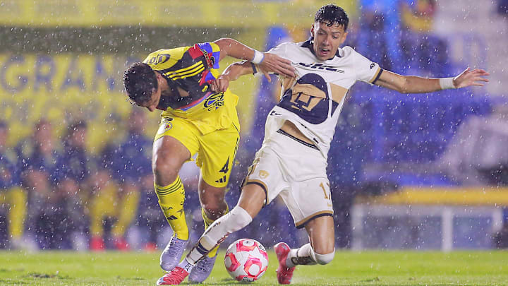 El uruguayo Sebastián Cáceres y Jorge Ruvalcaba