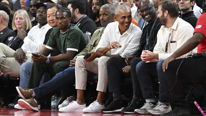 Barack Obama wore affordable white sneakers. Barack Obama wore affordable white sneakers.