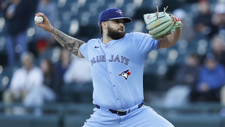 May 27, 2024; Chicago, Illinois, USA; Toronto Blue Jays starting pitcher Alek Manoah (6) delivers a pitch against the Chicago White Sox during the first inning at Guaranteed Rate Field. Mandatory Credit: Kamil Krzaczynski-USA TODAY Sports