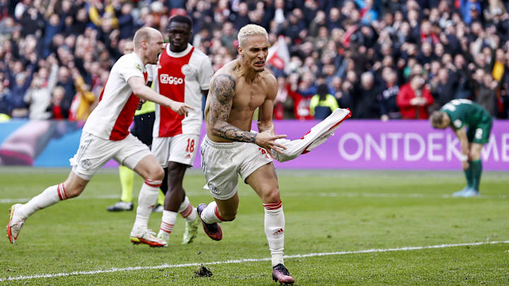 O Ajax precisa vencer o AZ Alkmaar e secar o PSV para garantir o troféu da Eredivisie neste final de semana. O Ajax precisa vencer o AZ Alkmaar e secar o PSV para garantir o troféu da Eredivisie neste final de semana.