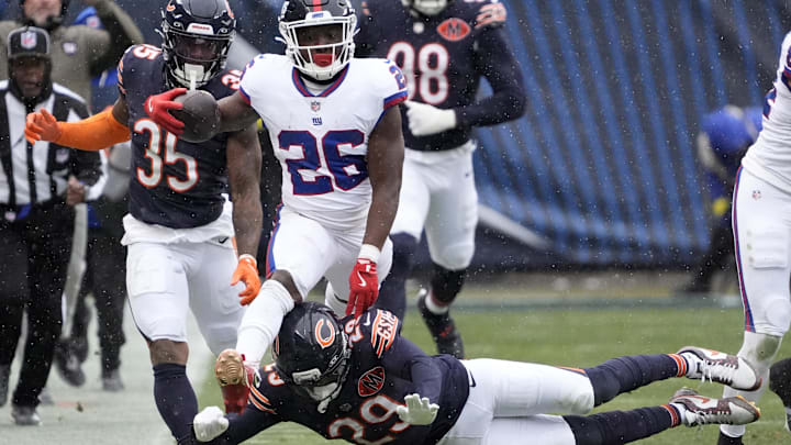 C.J. Gardner-Johnson and Tyrique Stevenson try to stop Giants running back Devin Singletary after a catch and run. 