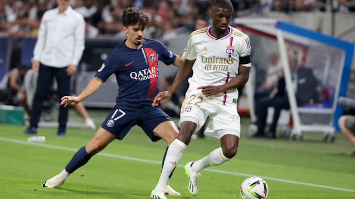 Clinton Mata et Vitinha lors de la première rencontre de la saison entre les deux équipes