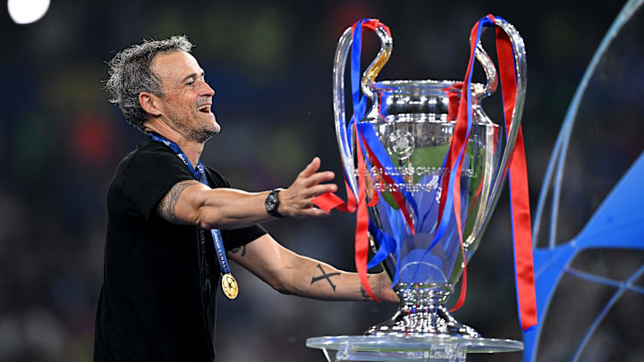 Luis Enrique avec le trophée de la Ligue des Champions. Luis Enrique avec le trophée de la Ligue des Champions.