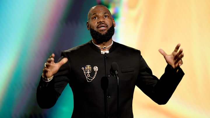 LeBron James jugará su sexta temporada de la NBA con los Lakers en