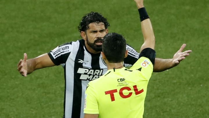 Atacante criticou a arbitragem do duelo contra o Atlético-MG