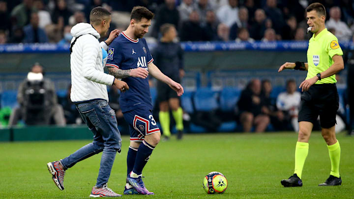 Lionel Messi stoppé dans son élan par un supporter.