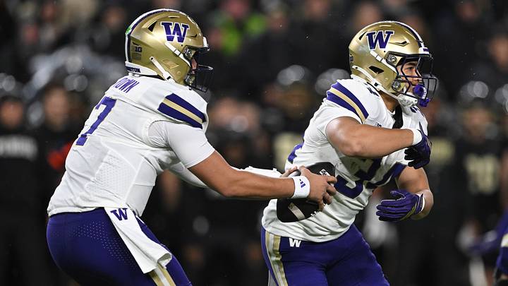 Oct 16, 2026; West Lafayette, Indiana, USA; Washington Huskies quarterback Elijah Brown (7) fakes a handoff to Washington Huskies running back Brian Bonner (34) during the first quarter abasing the Purdue Boilermakers at Ross-Ade Stadium. Mandatory Credit: Marc Lebryk-Imagn Images Oct 16, 2026; West Lafayette, Indiana, USA; Washington Huskies quarterback Elijah Brown (7) fakes a handoff to Washington Huskies running back Brian Bonner (34) during the first quarter abasing the Purdue Boilermakers at Ross-Ade Stadium. Mandatory Credit: Marc Lebryk-Imagn Images
