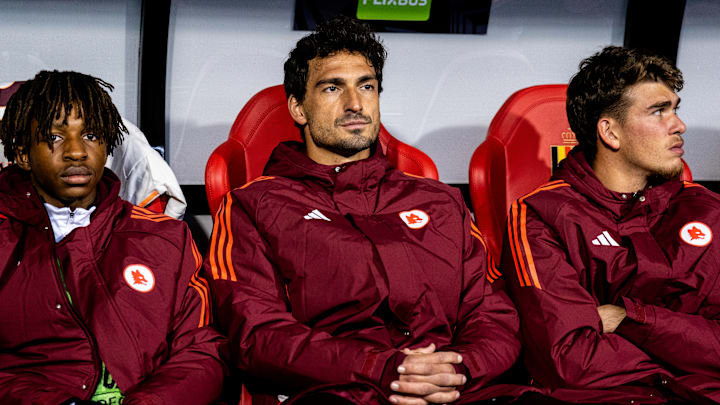 Gewohntes Bild: Mats Hummels auf der Roma-Bank