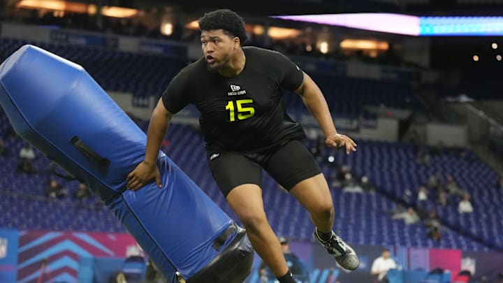 Feb 27, 2025; Indianapolis, IN, USA; Oregon defensive lineman Derrick Harmon (DL15) participates in drills during the 2025 NFL Combine at Lucas Oil Stadium. Mandatory Credit: Kirby Lee-Imagn Images Feb 27, 2025; Indianapolis, IN, USA; Oregon defensive lineman Derrick Harmon (DL15) participates in drills during the 2025 NFL Combine at Lucas Oil Stadium. Mandatory Credit: Kirby Lee-Imagn Images