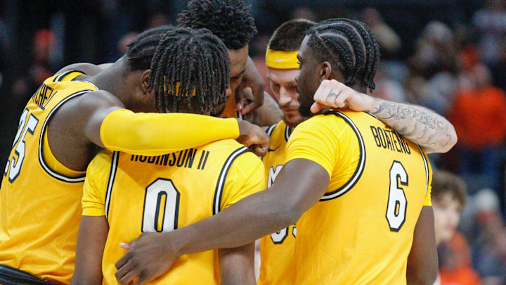 Mizzou Men's Basketball huddles up during the Braggin Rights game
