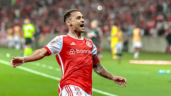 Alan Patrick fez um golaço de falta