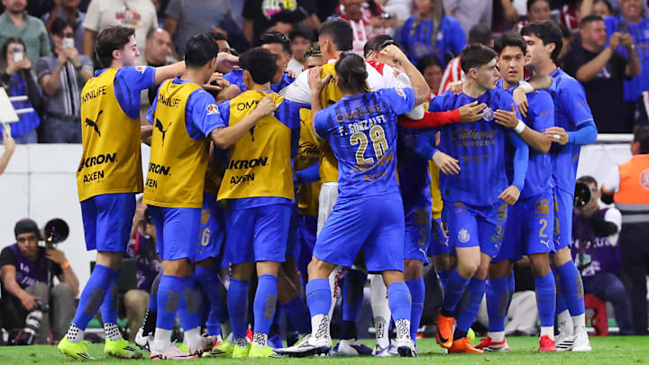 Chivas, vestido de azul, celebra la victoria en el Clásico Tapatío