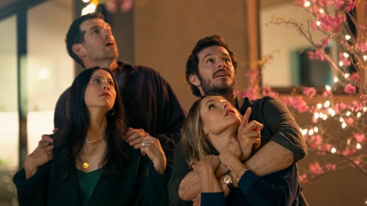 Nobody Wants This. (L to R) Jackie Tohn as Esther, Timothy Simons as Sasha, Adam Brody as Noah, Kristen Bell as Joanne in episode 108 of Nobody Wants This. Cr. Adam Rose/Netflix © 2024