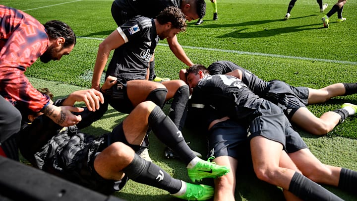 Juventus players celebrate the victory achieved in the last minute. 