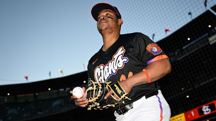 San Francisco Giants first baseman Rafael Devers takes the field in a black jersey, glove and baseball
