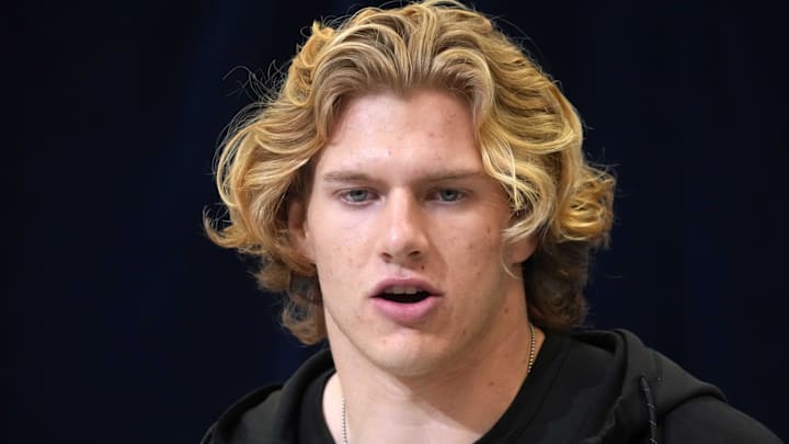 Feb 26, 2025; Indianapolis, IN, USA; UCLA linebacker Carson Schwesinger (LB25) during the 2025 NFL Scouting Combine at the Indiana Convention Center. Mandatory Credit: Kirby Lee-Imagn Images Feb 26, 2025; Indianapolis, IN, USA; UCLA linebacker Carson Schwesinger (LB25) during the 2025 NFL Scouting Combine at the Indiana Convention Center. Mandatory Credit: Kirby Lee-Imagn Images