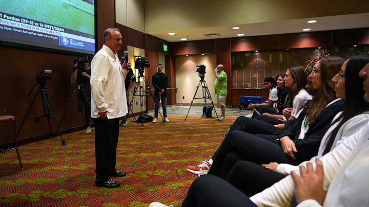 Texas Longhorns head coach Vic Schaefer speaks to his team before the NCAA women   s basketball