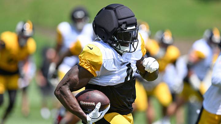 Pittsburgh Steelers wide receiver Dk Metcalf (4) runs during a practice session at Training camp at Saint Vincent College. Mandatory Credit: Barry Reeger-Imagn Images Pittsburgh Steelers wide receiver Dk Metcalf (4) runs during a practice session at Training camp at Saint Vincent College. Mandatory Credit: Barry Reeger-Imagn Images