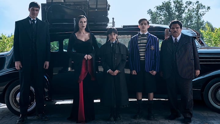 (L to R) Joonas Suotamo as Lurch, Catherine Zeta-Jones as Morticia Addams, Jenna Ortega as Wednesday, Isaac Ordonez aș Pugsley Addams, Thing, Luis Guzmán as Gomez Addams in episode 201 of Wednesday