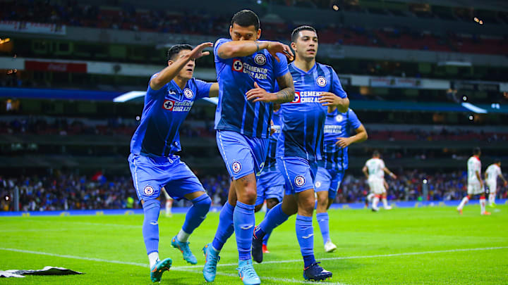 Jugadores de Cruz Azul celebran un gol.