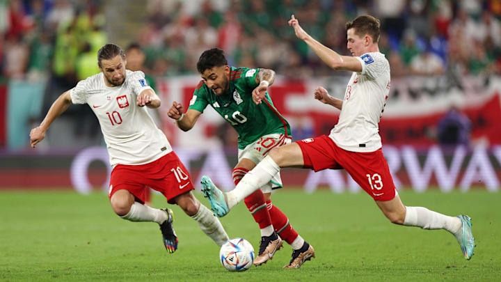 Alexis Vega entre dos jugadores polacos.