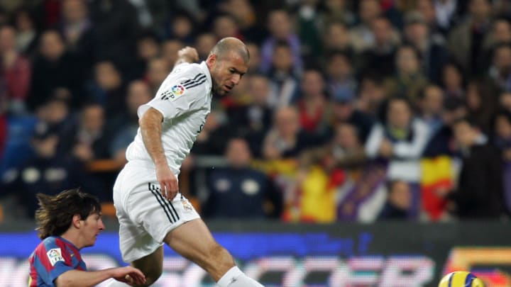 Real Madrid's French Zinedine Zidane (R)
