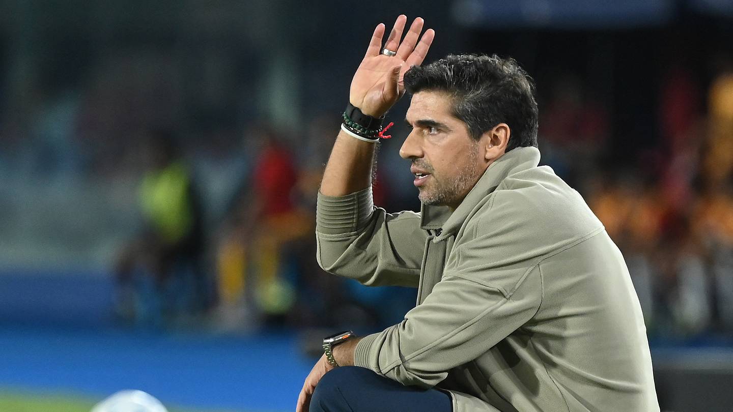 Conmebol abre processo disciplinar contra Abel Ferreira, do Palmeiras, por gesto obsceno