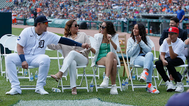 Miguel Cabrera junto a su esposa y tres de sus hijos 