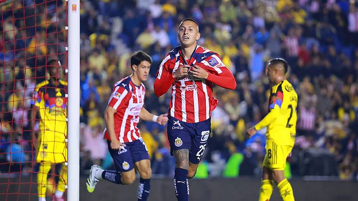 Roberto Alvarado anotó el gol con el que Chivas abrió el camino para llevarse el Clásico Nacional.