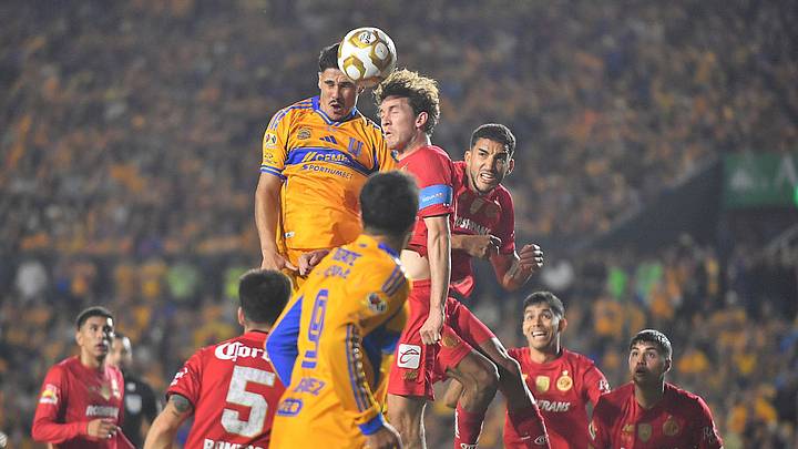 Marcel Ruiz (Toluca) y Romulo Zwarg (Tigres) disputan un balón aéreo en la final del Apertura 2025 de la Liga MX Marcel Ruiz (Toluca) y Romulo Zwarg (Tigres) disputan un balón aéreo en la final del Apertura 2025 de la Liga MX