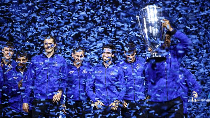 El capitán del equipo europeo, Yannick Noah, alza el trofeo de la Laver Cup 2026 flanqueado por Carlos Alcaraz y Alexander Zverev