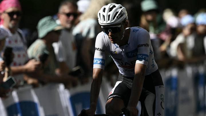 Isaac del Toro evita una caída a 300 metros de la meta y conserva el top 10 del Tour