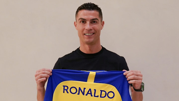 Cristiano Ronaldo posando con la camiseta del equipo árabe Al-Nassr, con el cual firmó un millonario contrato