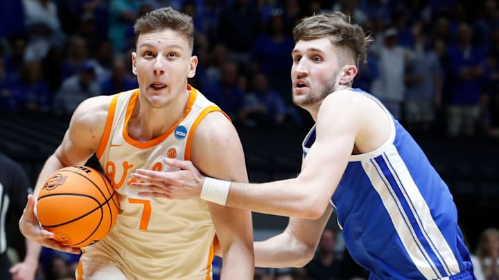 Tennessee Volunteers forward Igor Milicic Jr. (7) drives past Kentucky Wildcats forward Andrew Carr (7) Friday, March 28, 2025, during the NCAA Tournament Sweet 16 game at Lucas Oil Stadium in Indianapolis.