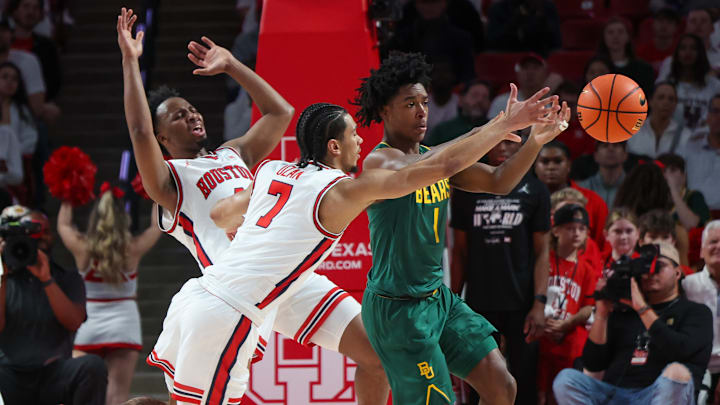 Houston's Milos Uzan (7) goes after a ball while playing defense.